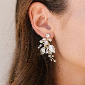 BRAND NEW stunning Untamed Petals Ryann dangling earrings 😍🌟